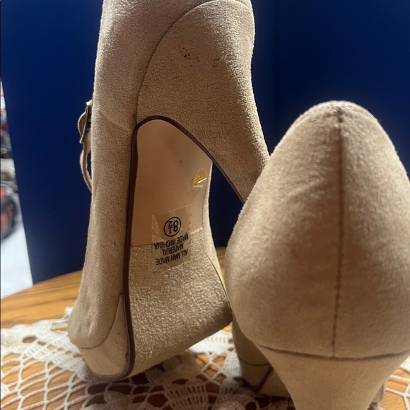 D pumps tan size 8.5 - Picture 4 of 6